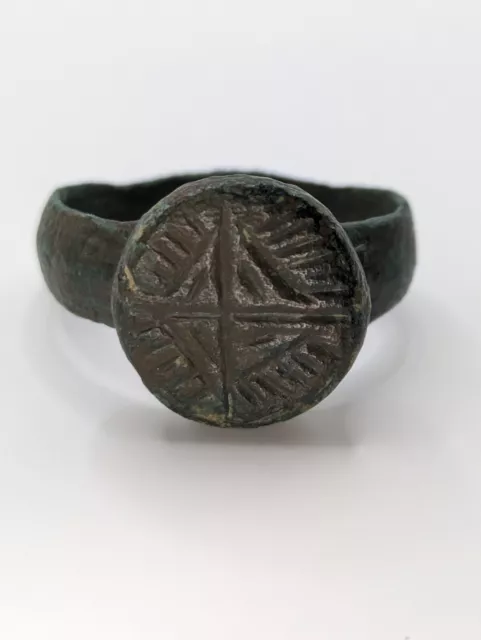 Kreuzritter Ring aus dem Mittelalter mit Strahlenkreuz