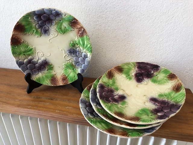4 assiettes anciennes en barbotine décor raisin vers 1900 Collection Majolica M