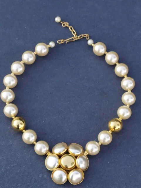 Collier De Perles Vintage Avec Pendentif Croix - Métal Doré - Marque Jacky De G - Occasion (quelques Usures)