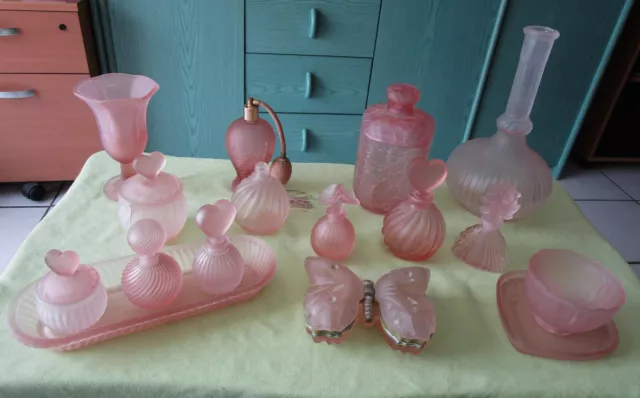 Lot ancien,flacons, vaporisateur, pots, coupelle de toilette en verre rose. 1950