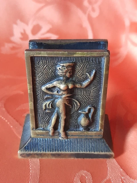 ancien support de boite d'allumettes décor érotique en bronze
