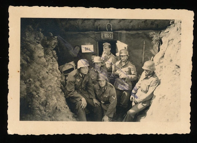 Berühmte Deutsche Soldaten 2 Weltkrieg FOTO - DEUTSCHE Soldaten mit Stahlhelm vor Stellung / Bunker - 2.WK EUR