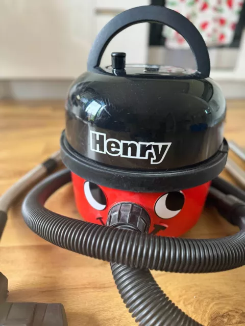 Henry Bagged Corded Cylinder Vacuum Cleaner 6L, Motor Power 620w, cable 10m