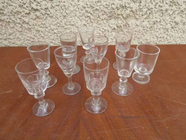 Lot de 10 anciens petits verres à liqueur digestif à pied d'un ancien bistrot