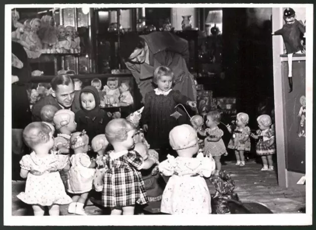 Fotografie Kinder in Spielzeuggeschäft mit Puppen