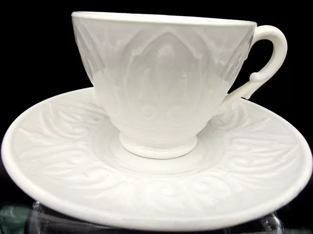 Sarreguemines-Soucoupe Et Tasse En Faience Blanche Decor En Relief Xix° .No Bol