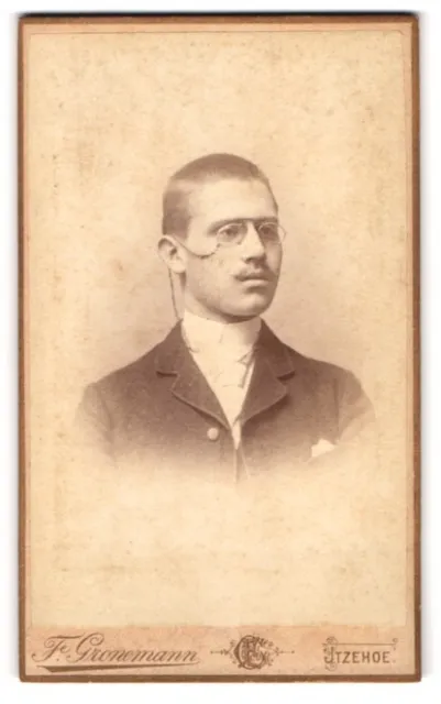 Fotografie F. Gronemann, Itzehoe, Gr. Paaschburg 5, Junger Herr mit kurzen Haar