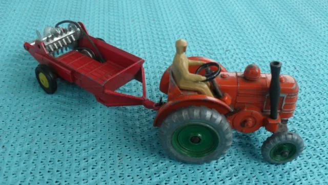 DinkyToys Meccano Traktor + Massey Harris SPREADER 1:43