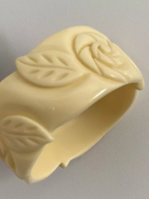 LIZ CLAIBORNE Chunky Carved bangle bracelet Signed LC Vintage Jewellery Cream