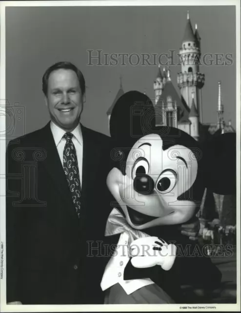 https://www.picclickimg.com/hHMAAOSwDbdlcPVg/1990-Press-Photo-Walt-Disney-Company-chairman-Michael.webp