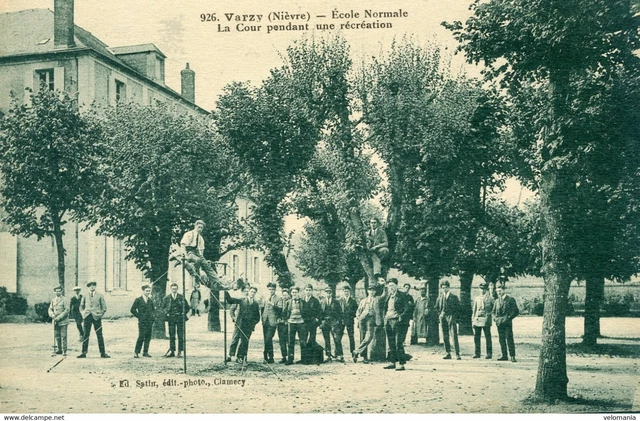 S6320 cpa 58 Varzy - Ecole Normale , la cour pendant une récréation