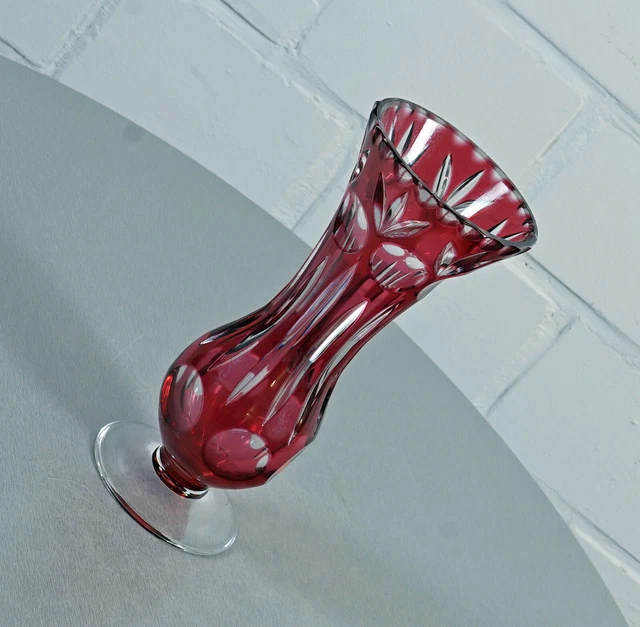 edle Vase Blumenvase Tischvase mit Schliff Rubinrot Böhmen Vintage 1960er Jahre