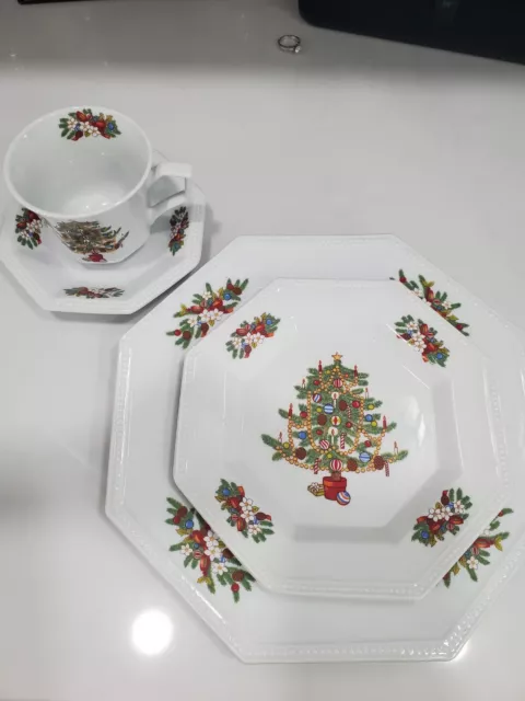 Fairfield Fine China Peace on Earth Christmas 12 Place Setting NEW