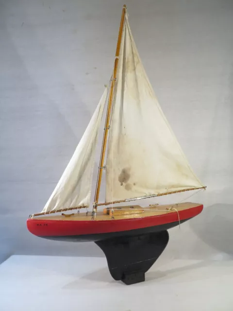 Ancien Beau Voilier Bateau De Bassin Luxembourg Coque Bois Maquette