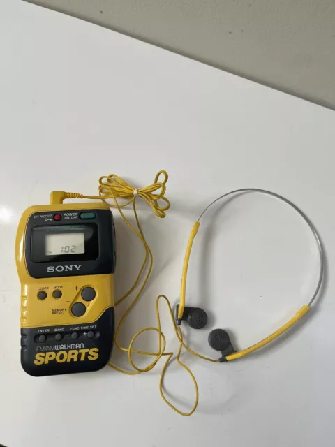 VTG SONY Walkman Sports FM/AM Radio SRF-M70 w/Belt Clip and Headphones Tested