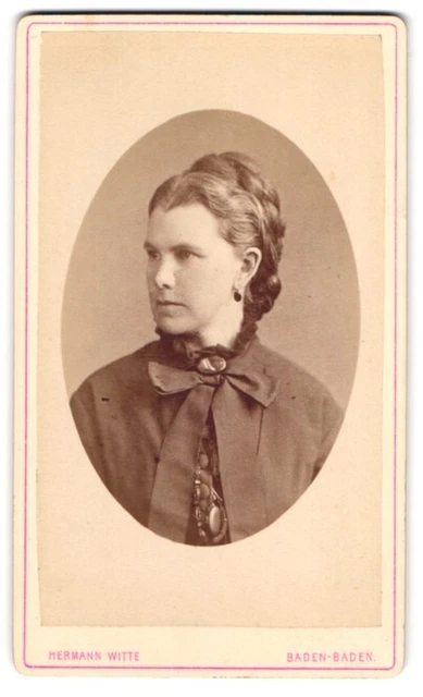Fotografie Hermann Witte, Baden-Baden, Schillerstr., Junge Dame mit Hochsteckfr