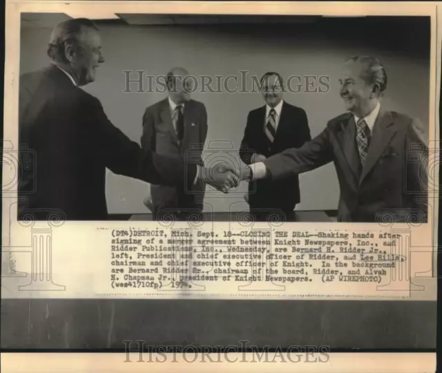 1974 Press Photo Lee Hills and Bernard Ridder shake hands over newspaper merger