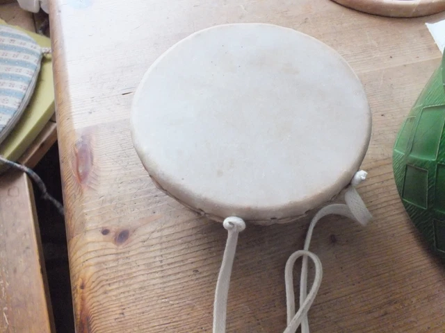 Afrikanische Djembe Trommel Stammestrommel Leder mit Schnur. Defekt