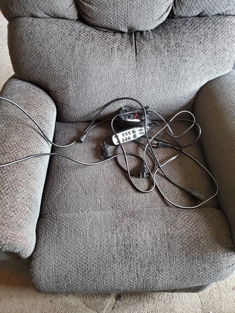 Luxury Lift Power RECLINER    Pick up/local Delivery Only Ashland, MO 65010
