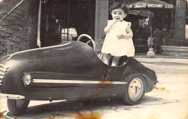 17-50C) Cartolina Fotografia Vintage Bambina Automobile Giocattolo
