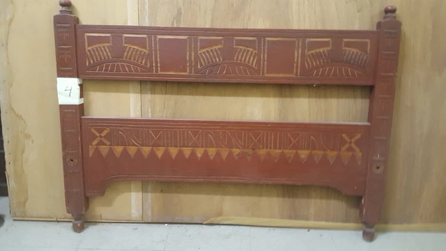 Cama vasca antigua mesilla dos sillas madera policromada Fuenterrabía Guipúzcoa 3