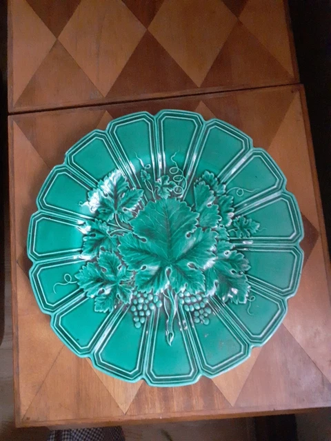 Assiette Ancienne Gien France En Faïence Verte - Motif Feuilles De Vigne - Barbotine Primefleur