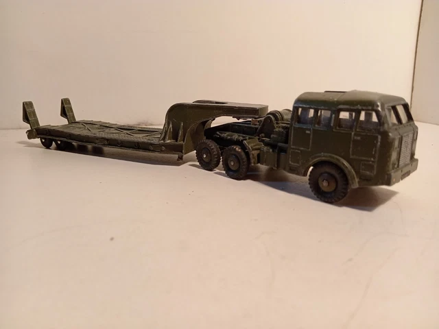 Dinky toys militaire - Berliet porte char , réf. 890 , léger éclat sur