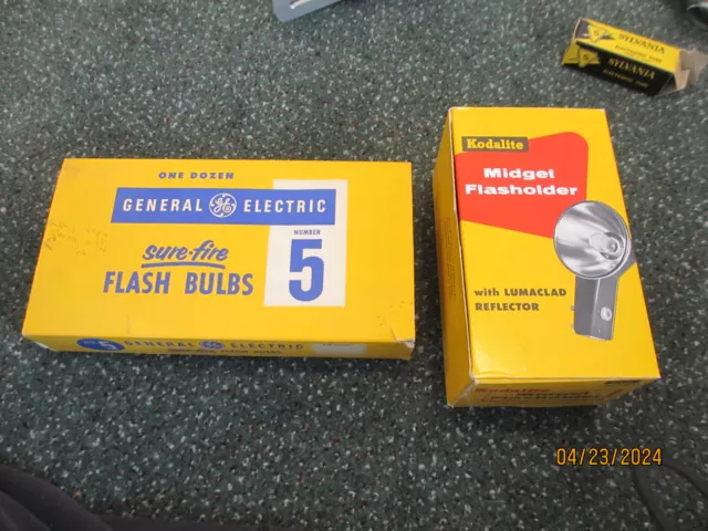 Kodalite Midget Flasholder with Lumaclad Reflector & No. 5 GE Flash Bulbs