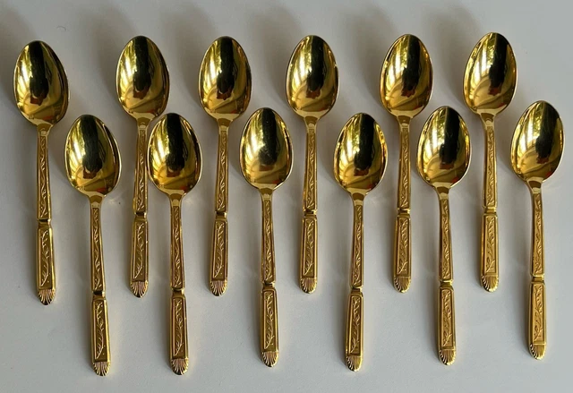 12 petites cuillères à moka en mètal doré