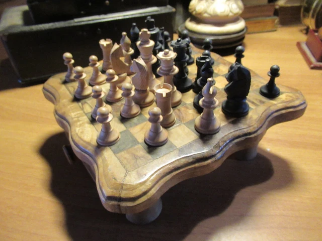 Ancien jeu d'Echecs plateau marqueterie bois d'olivier  complet TBE