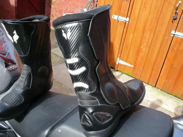 Red coyote deals motorcycle boots