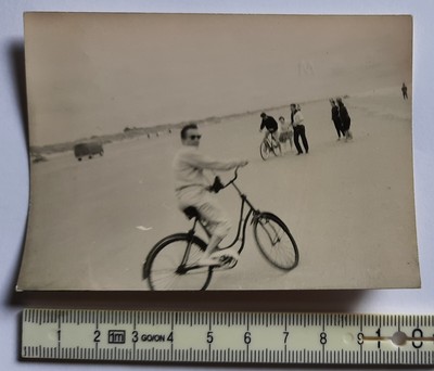 2 fahrräder am strand