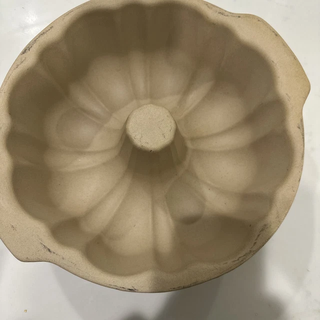 The Pampered Chef Stoneware Fluted Pan Bundt Cake Mold USA Made Family Heritage
