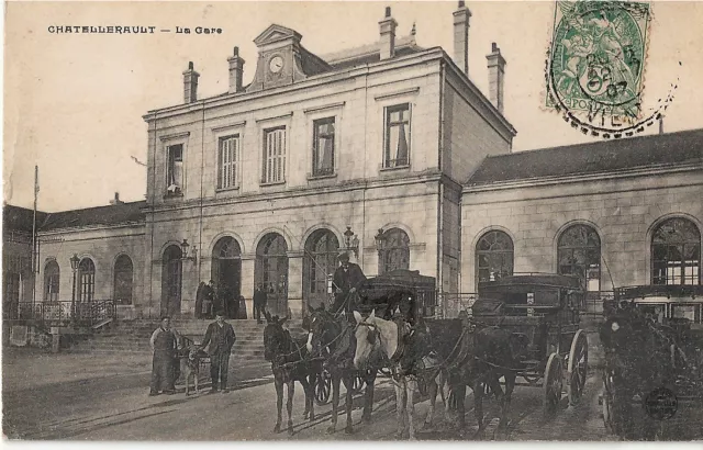 Carte Postale  Chatellerault .. La Gare . Attelage De Chien