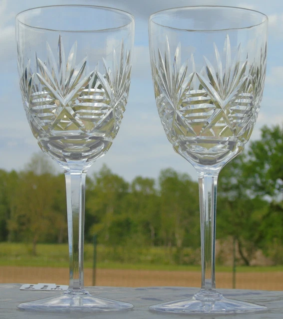 Saint Louis? Baccarat? Lemberg? Lot de 2 verres à vin rouge en cristal taillé