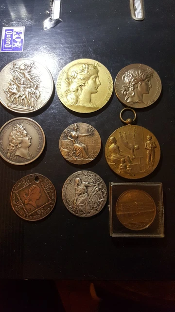 Lot de 9 medailles en bronze