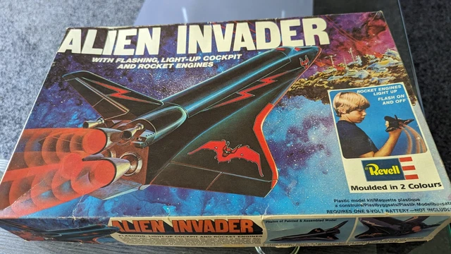 Retro Alien Invaders VINTAGE RARE ALIEN Invader Revell Model Kit 1979 Complete with Lights 1 ...