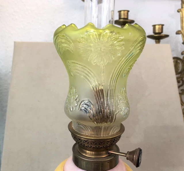 Lampe à Pétrole Ancienne – Cuve Verre Bleu Tulipe, Piétement Laiton 12″