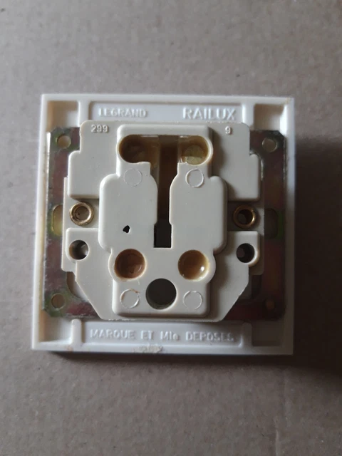 Interrupteur + Prise Double Legrand Chambord - Modèle Railux Gris - Pour Terrasse Ou Intérieur