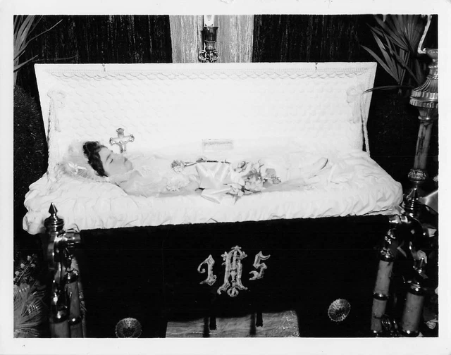 1940S SNAPSHOT PHOTO Post Mortem Baby Kid Funeral Sad Child DEATH