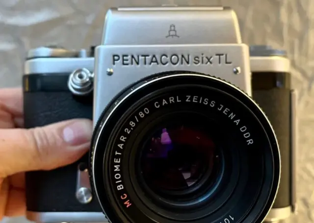 Hermosa cámara Pentacon SIX TL 6x6 con Carl Zeiss Jena MC biomer 2,8/80 mm Obj.