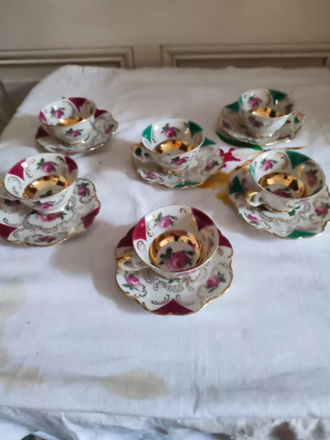 Six tasses et  soucoupe à café  moka porcelaine allemande décor fleurs dorure