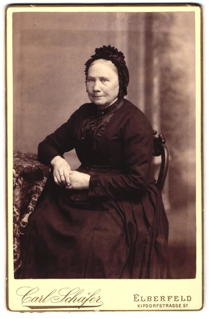 Fotografie Carl Schäfer, Elberfeld, Kipdorfstrasse 57, betagte Dame mit Haube i