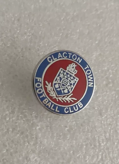 CLACTON TOWN FC (Clacton-on-Sea, Essex) ENAMEL FOOTBALL CLUB CREST PIN BADGE