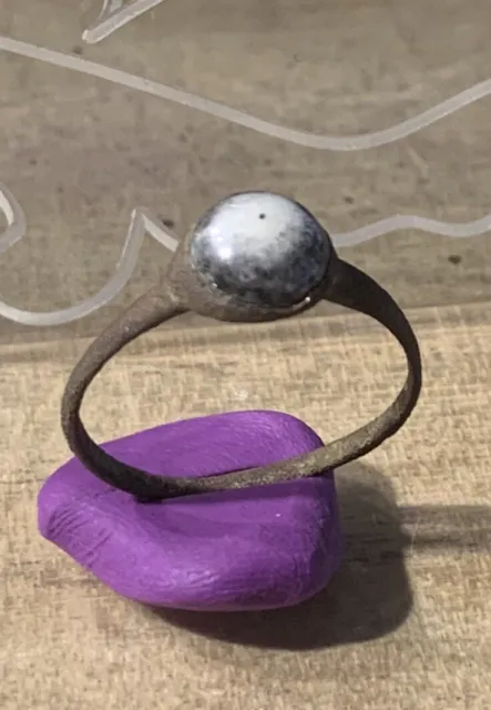 Ancienne Bague en Bronze du XVIII Siècle, châton en verre nacré