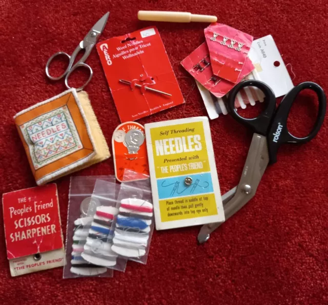 Paquete de costura vintage misc agujas afilador de tijera hilos gancho ojos etc.
