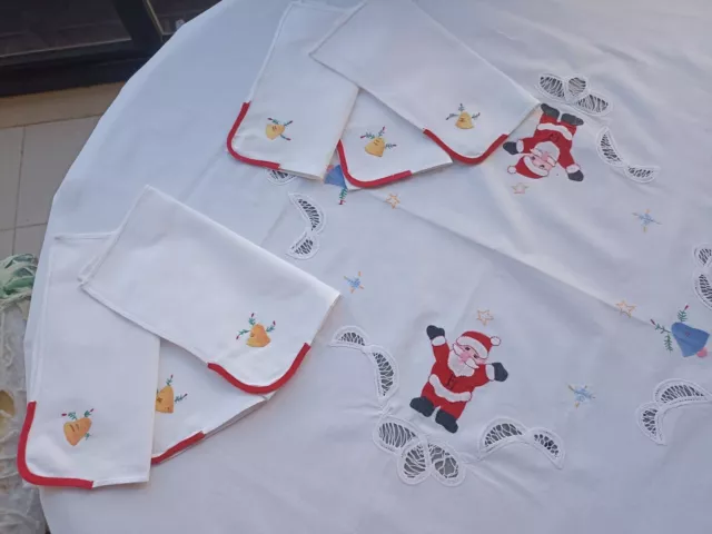 Mantelería Navideña con Bordados de Recorte