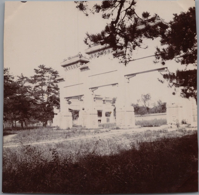 Tirage Vintage Original – Chine, Tientsin, Païlou Dans Une Cour De Pagode – Vers 1900