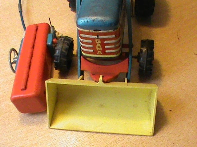 Tracteur jouet ancien tole et plastique GAMA en l'etat 8