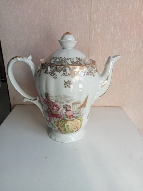 théière en porcelaine de limoges, hauteur 23 cm largueur 23 cm